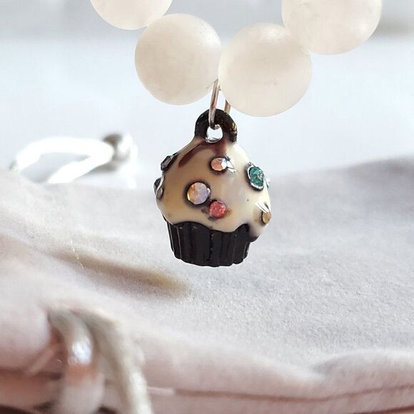 Natural White Quartz Stone Beaded Stretch Gemstone Bracelet w/Cupcake Charm NEW - Picture 3 of 14